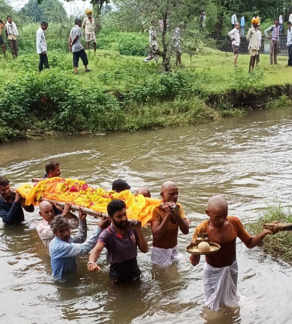 अंतिम संस्कार करने के लिए करना पड़ता है नदी पार | New India Times