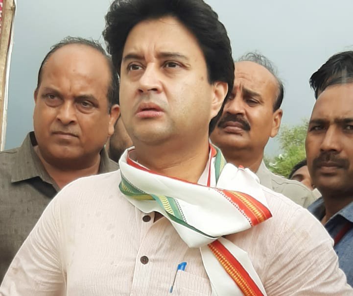 बाढ़ पीड़ितों को देख अपने आंसू नहीं रोक पाए श्रीमंत ज्योतिरादित्य सिंधिया | New India Times