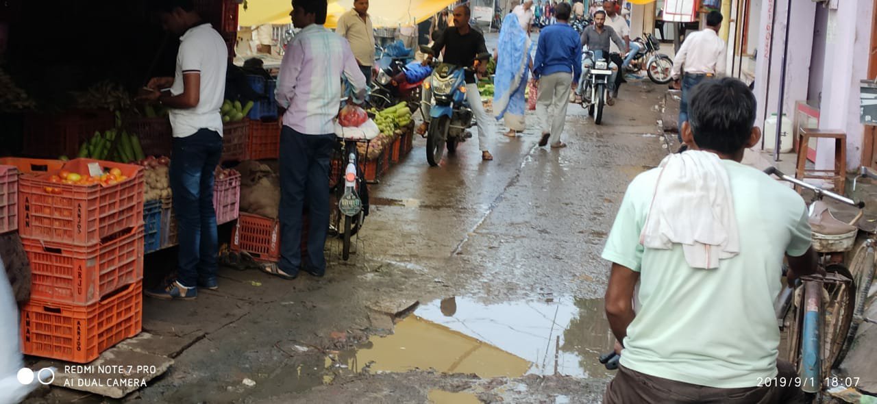 अमानगंज के हृदय स्थल गांधी चौक में कीचड़ से सन जाती है जनता, क्यों दल दल में तब्दील हो जाता है गांधी चौराहा? | New India Times