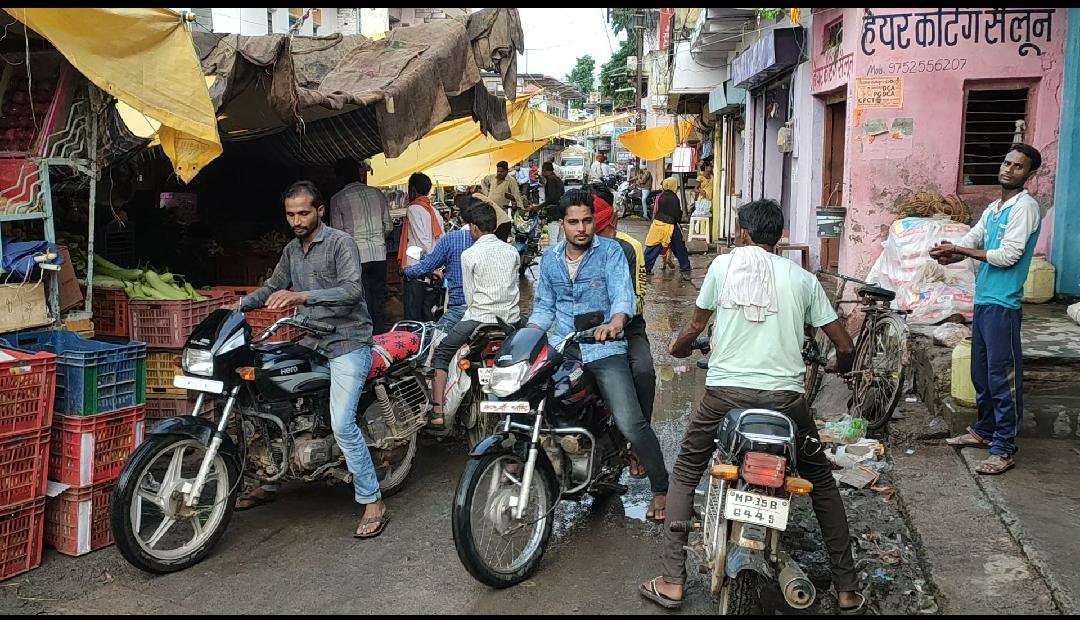 अमानगंज के हृदय स्थल गांधी चौक में कीचड़ से सन जाती है जनता, क्यों दल दल में तब्दील हो जाता है गांधी चौराहा? | New India Times