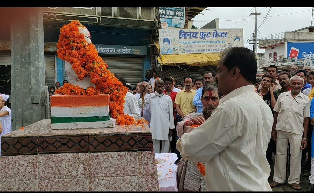 अमानगंज के हृदय स्थल गांधी चौक में कीचड़ से सन जाती है जनता, क्यों दल दल में तब्दील हो जाता है गांधी चौराहा? | New India Times