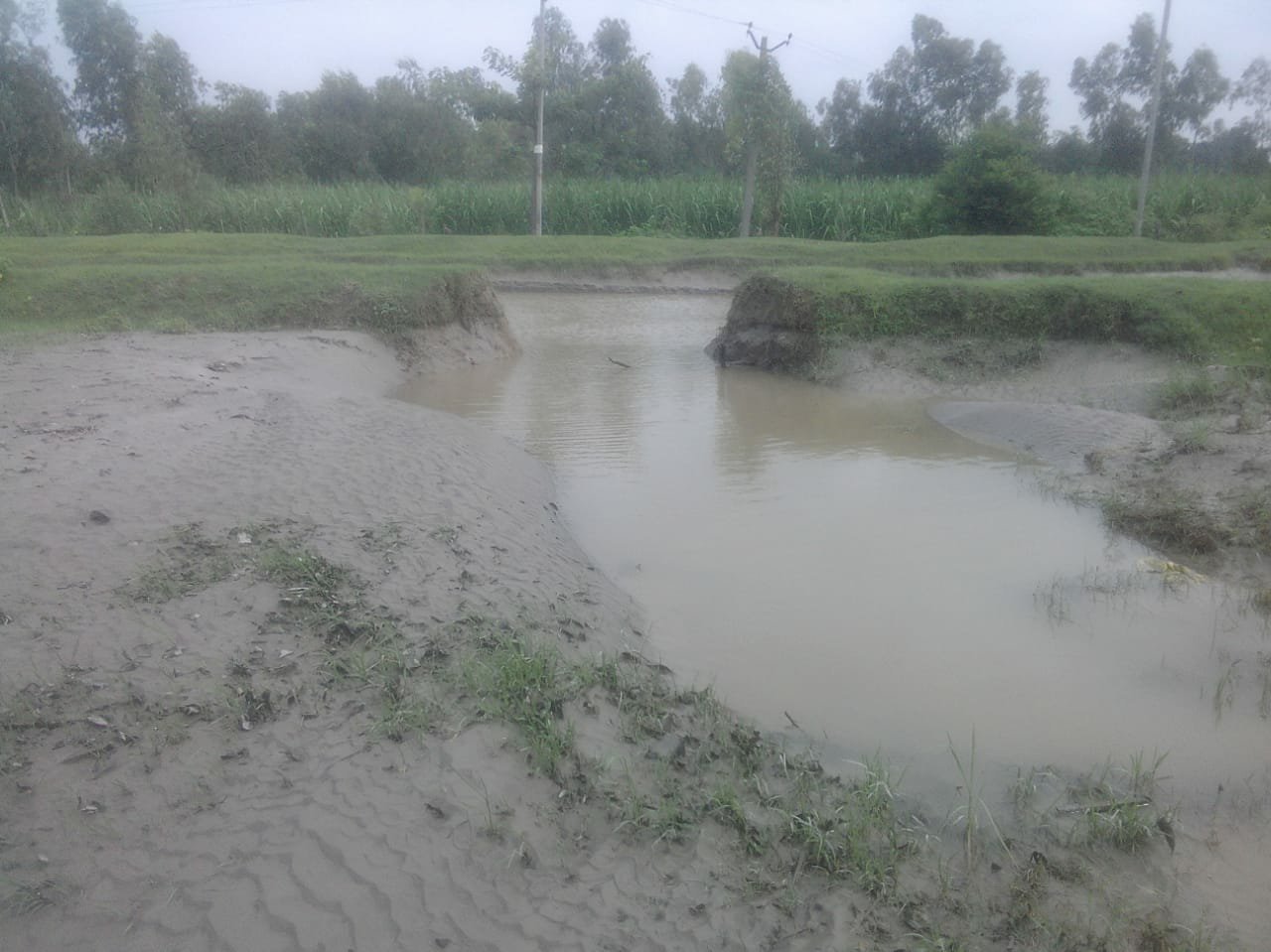 लहरपुर क्षेत्र से गुजरने वाली तेंदुआ माइनर नहर फटी, पानी बर्बाद होने से सिंचाई को लेकर किसान परेशान 2 लहरपुर क्षेत्र से गुजरने वाली तेंदुआ माइनर नहर फटी, पानी बर्बाद होने से सिंचाई को लेकर किसान परेशान | New India Times