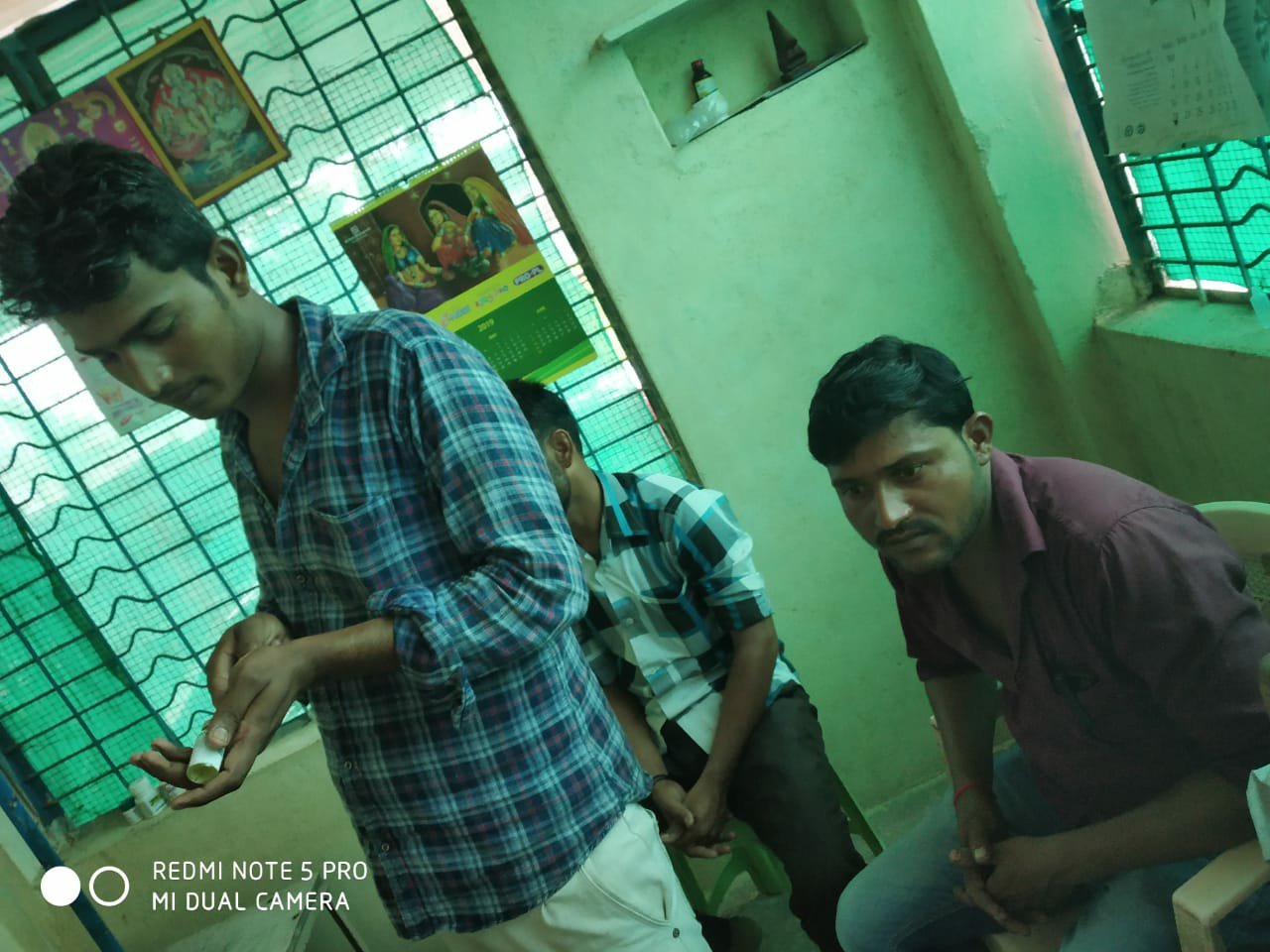 कलेक्टर के निर्देश पर जांच करने पहुंचे तहसीलदार, डॉक्टर ने कहा गुंडे लेकर मेरे घर आए थे तहसीलदार | New India Times