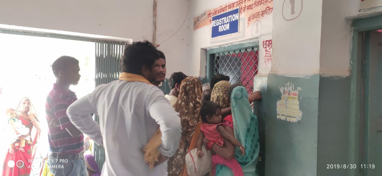 कलेक्टर के निर्देश पर जांच करने पहुंचे तहसीलदार, डॉक्टर ने कहा गुंडे लेकर मेरे घर आए थे तहसीलदार | New India Times