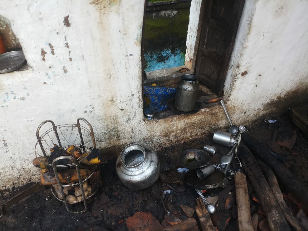 गैस सिलेंडर से लगी आग में घर में मौजूद सारा सामान जलकर राख | New India Times