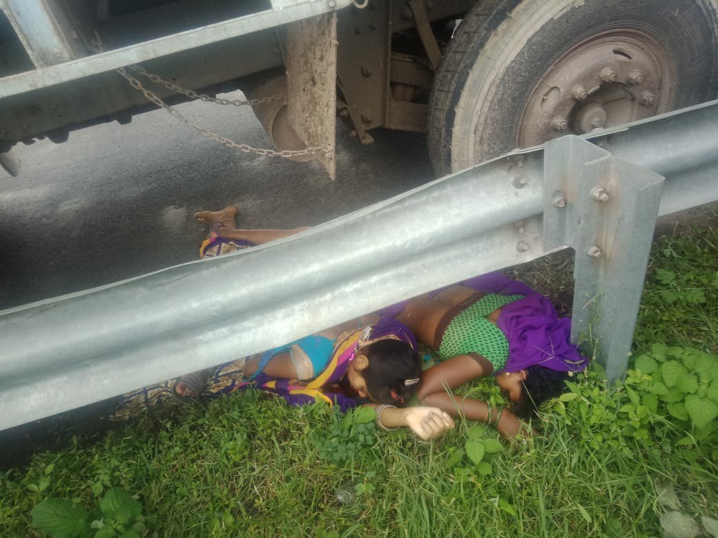 अस्पताल से इलाज कराकर लौट रही दो महिलाओं की ट्रक की चपेट में आने से हुई मौत | New India Times