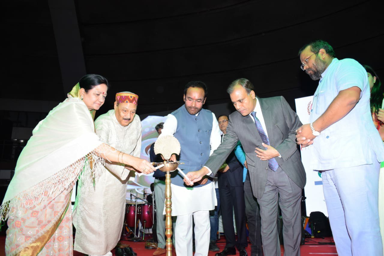 इंडियन मीडिया वेल्फेयर एसोसिएशन व दि हंस फाउंडेशन द्वारा "रक्षक सम्मान" समारोह का दिल्ली में किया गया भव्य आयोजन, दिल्ली पुलिस के 21 पुलिस कर्मी हुए सम्मानित, नामी हस्तियों ने कार्यक्रम में की शिरकत | New India Times