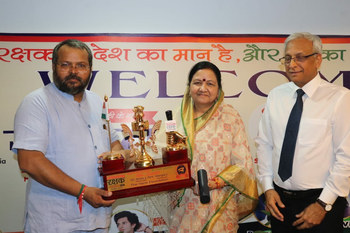 इंडियन मीडिया वेल्फेयर एसोसिएशन व दि हंस फाउंडेशन द्वारा "रक्षक सम्मान" समारोह का दिल्ली में किया गया भव्य आयोजन, दिल्ली पुलिस के 21 पुलिस कर्मी हुए सम्मानित, नामी हस्तियों ने कार्यक्रम में की शिरकत | New India Times