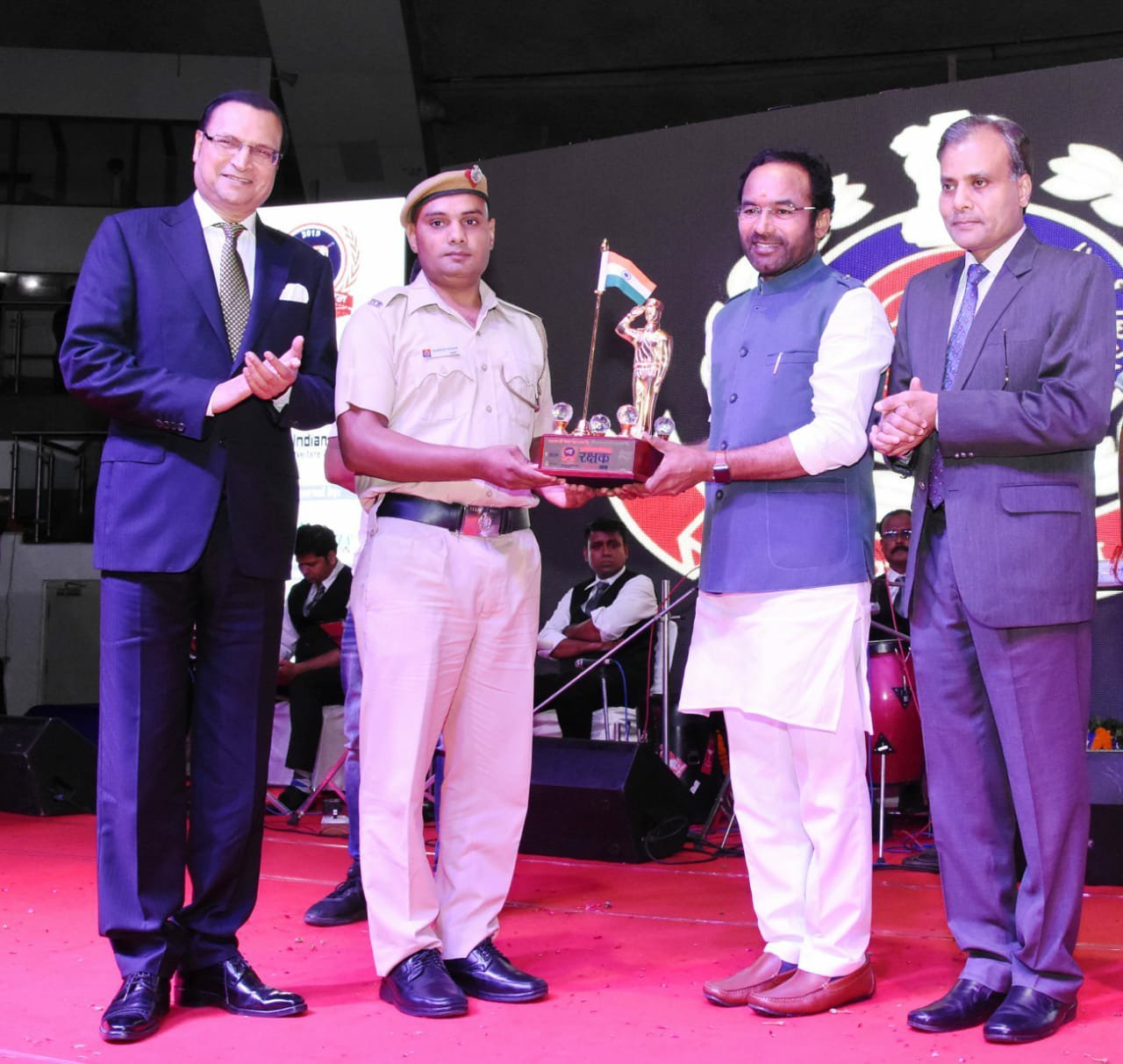 इंडियन मीडिया वेल्फेयर एसोसिएशन व दि हंस फाउंडेशन द्वारा "रक्षक सम्मान" समारोह का दिल्ली में किया गया भव्य आयोजन, दिल्ली पुलिस के 21 पुलिस कर्मी हुए सम्मानित, नामी हस्तियों ने कार्यक्रम में की शिरकत | New India Times