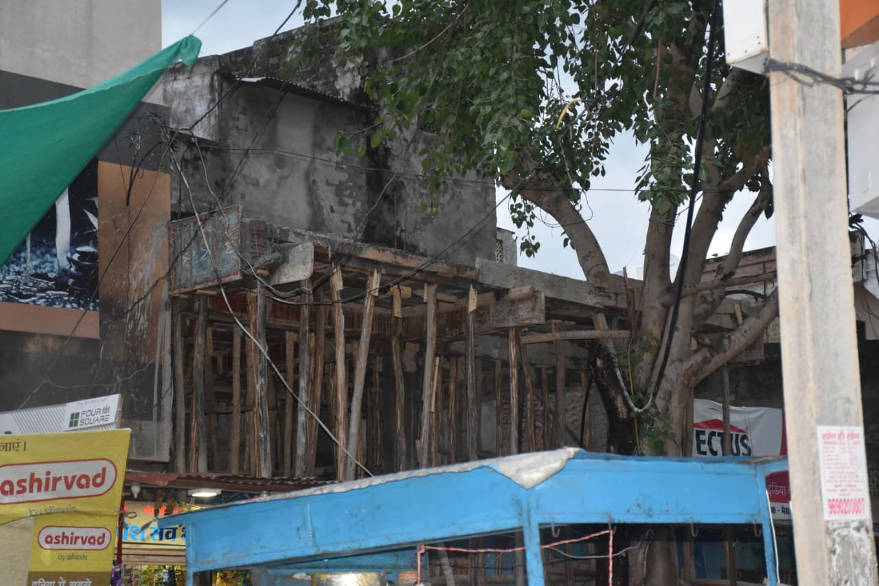 मेघनगर नगर परिषद सीएमओ द्वारा नोटिस देने के बाद भी चल रहा है निर्माण कार्य, रसूख के दम पर एसडीएम एवं सीएमओ के आदेश की उड़ाई जा रही हैं धज्जियां | New India Times