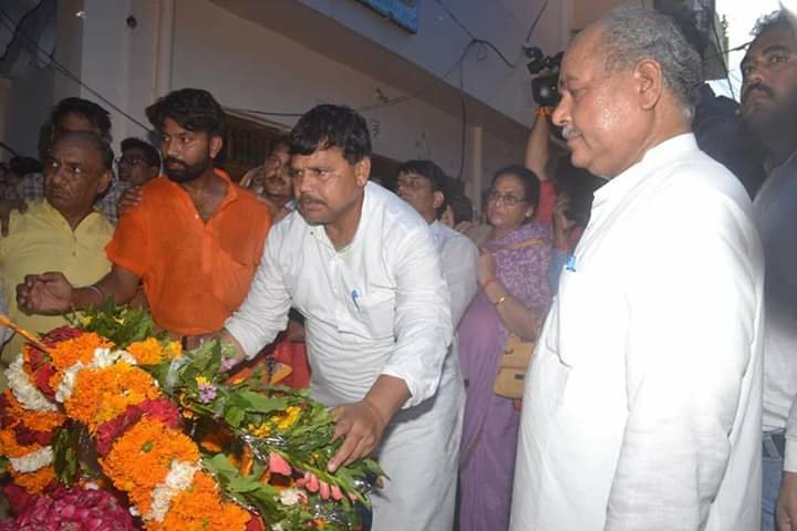 मुख्यमंत्री श्री कमलनाथ ने केन्द्रीय मंत्री श्री तोमर के निवास पर जाकर उनकी दिवंगत माता जी को दी श्रद्धांजलि | New India Times