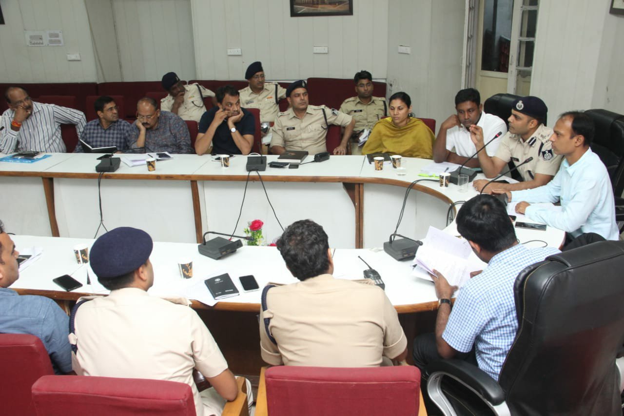 सुरक्षा और अन्य जरूरी व्यवस्थाओं पर सभी अधिकारी निगाह रखेंगे, 6 फिट से अधिक आकार की मूर्ति के लिए अलग से प्रवधान होंगे: कलेक्टर तरुण पिथोड़े 3 सुरक्षा और अन्य जरूरी व्यवस्थाओं पर सभी अधिकारी निगाह रखेंगे, 6 फिट से अधिक आकार की मूर्ति के लिए अलग से प्रवधान होंगे: कलेक्टर तरुण पिथोड़े | New India Times