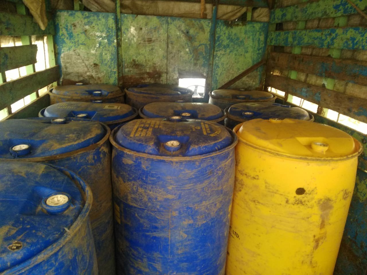 आबकारी विभाग ने पकड़ी पांच लाख की स्प्रिट, तस्कर वाहन छोड़कर फरार 2 आबकारी विभाग ने पकड़ी पांच लाख की स्प्रिट, तस्कर वाहन छोड़कर फरार | New India Times