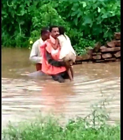 मध्यप्रदेश के कई शहर हुए पानी पानी,  आफत की बारिश ने उजाड़ दिए कई आशियाने, पुलिस अधिकारी मसीहा बन बचाई कई जानें | New India Times