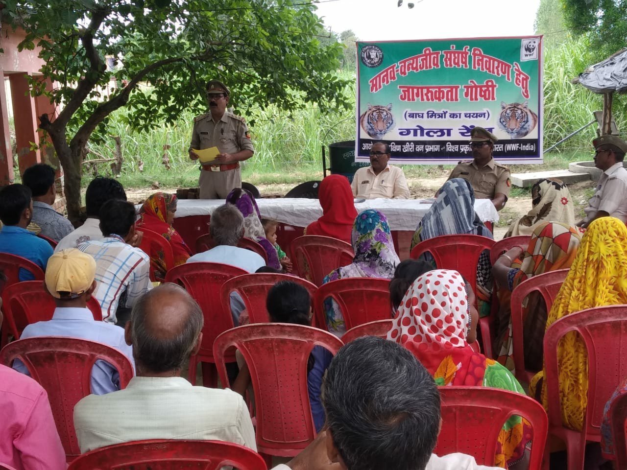 गोला रेंज के रजानगर बीट के गांव जमुनाबाद में मानव एवं हिंसक जानवरों से बचाव की दी गई जानकारी | New India Times