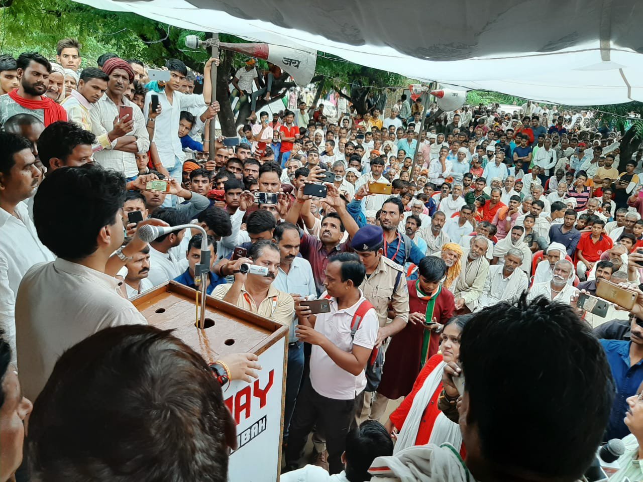 बाढ़ पीड़ितों को देख अपने आंसू नहीं रोक पाए श्रीमंत ज्योतिरादित्य सिंधिया | New India Times