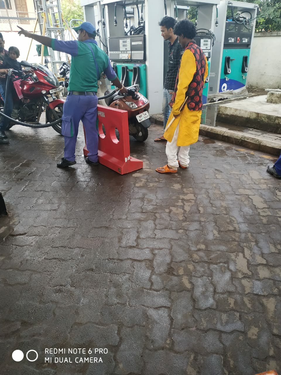 भोपाल के बेरसिया रोड स्थित रिलायंस पेट्रोल पंप पर कम पेट्रोल नापने का मामला आया सामने | New India Times