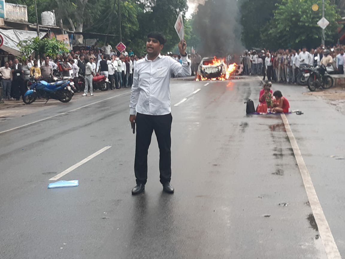 मथुरा में एक सिरफिरे युवक ने अपनी ही कार में आग लगा कर की अंधाधुंध फायरिंग, पूरे इलाके में फैली दहशत | New India Times