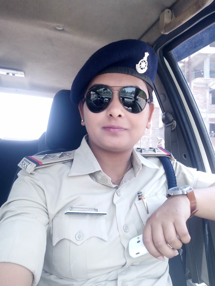 परिजनों ने बुजुर्ग महिला को घर से निकला तो थानेदार ने लगाया गले, भावुक होकर फूट फूट कर रोई महिला, मगरोंन थाना प्रभारी श्रध्दा शुक्ला ने पेश की इंसानियत की मिसाल 2 परिजनों ने बुजुर्ग महिला को घर से निकला तो थानेदार ने लगाया गले, भावुक होकर फूट फूट कर रोई महिला, मगरोंन थाना प्रभारी श्रध्दा शुक्ला ने पेश की इंसानियत की मिसाल | New India Times