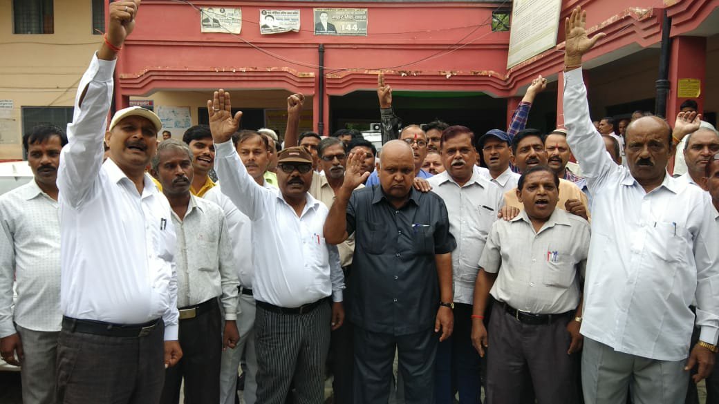 वकीलों ने आबकारी मंत्री से मुलाकात कर की एसडीएम व तहसीलदार का ट्रांसफर कराये जाने की मांग | New India Times