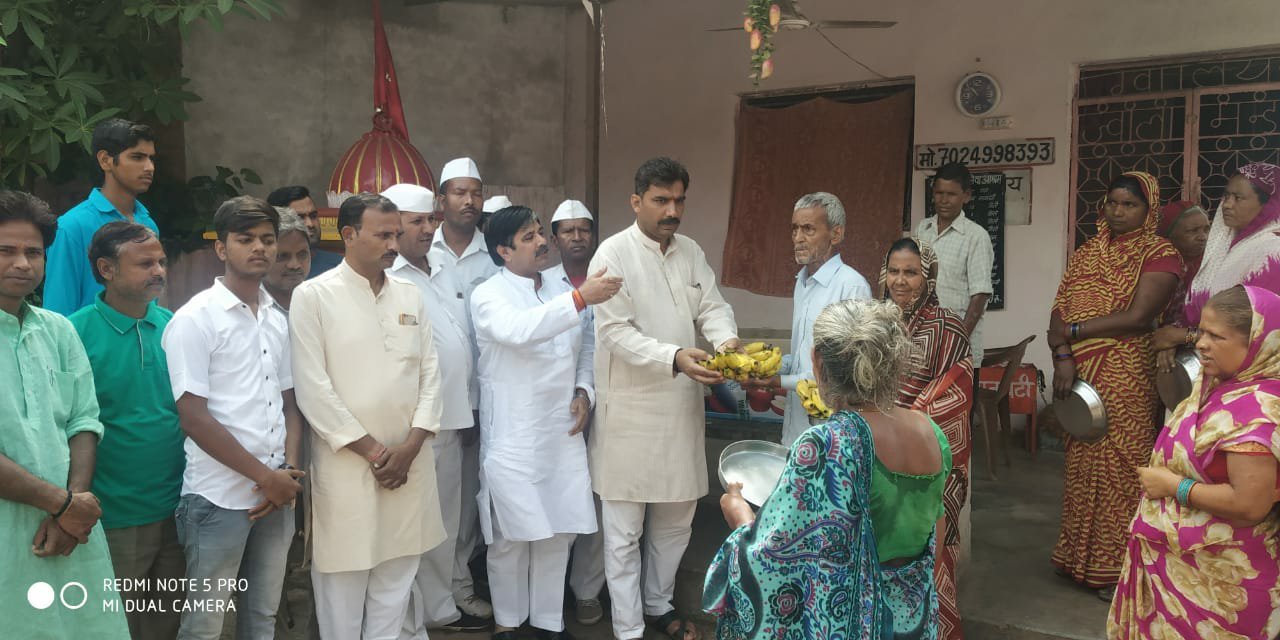 केंद्रीय मंत्री महाराज माधवराव सिंधिया जी की पुण्यतिथि पर सत्येन्द्र शर्मा के नेतृत्व में किया गया फल वितरण | New India Times