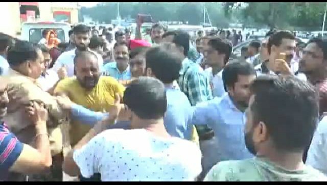 ग्वालियर पहुंचे सिंधिया के गाड़ी में सवार एक व्यापारी ने खुद पर पेट्रोल डालकर की आत्मदाह करने की कोशिश | New India Times