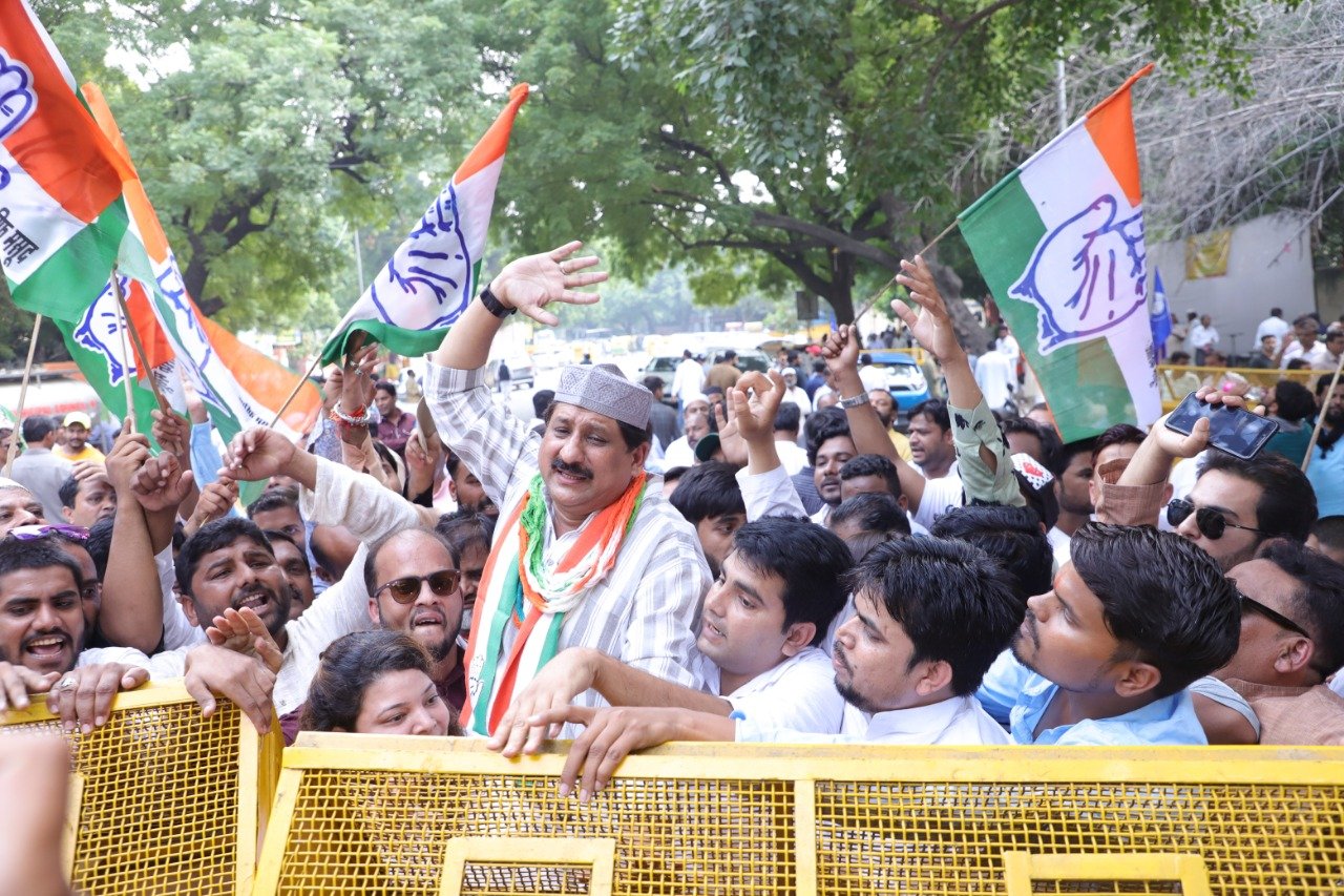 राहत राशि शीघ्र देने की मांग को लेकर भोपाल के कांग्रेसी विधायक आरिफ मसूद के नेतृत्व में दिल्ली के जंतर मंतर पर धरना प्रदर्शन कर प्रधानमंत्री कार्यालय को सौंपा गया ज्ञापन | New India Times