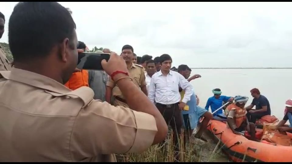 घाघरा नदी में डूबे अपने लाल की लाश मिलने की आस में खड़े रहे बेबस परिजन और बेशर्म सेल्फ़ीबाज तहसीलदार सेल्फी लेने में रहा मस्त | New India Times