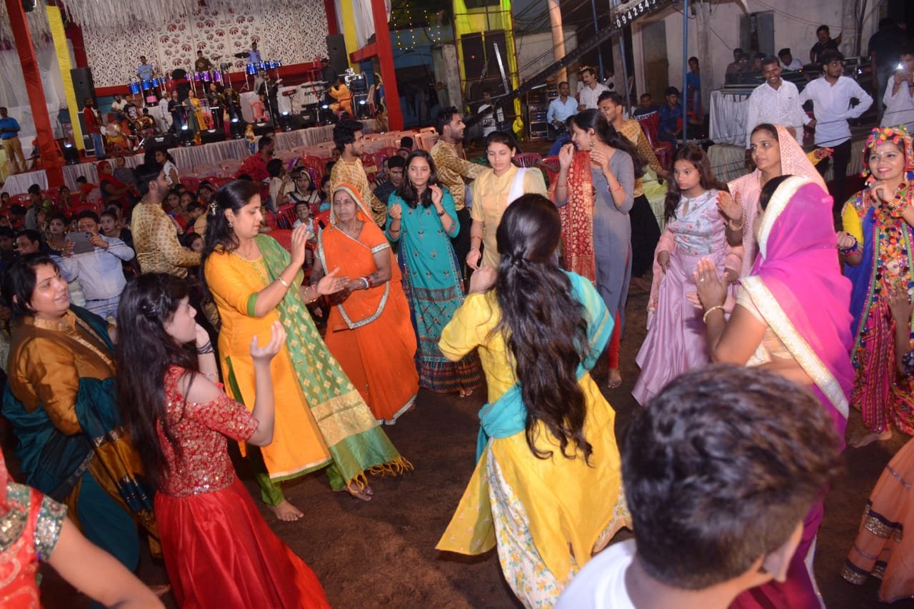 वनेश्वर मारुति नंदन फुट तलाव में श्रद्धा और भक्ति के साथ मां की आराधना करते हुए किया जा रहा है डांडिया रास | New India Times