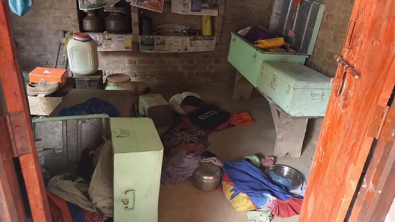 शराब के नशे में घर में घुसकर तोड़फोड़ कर नगदी व जेवरात लूटने का पुलिस कर्मियों पर लगा सनसनीखेज आरोप | New India Times