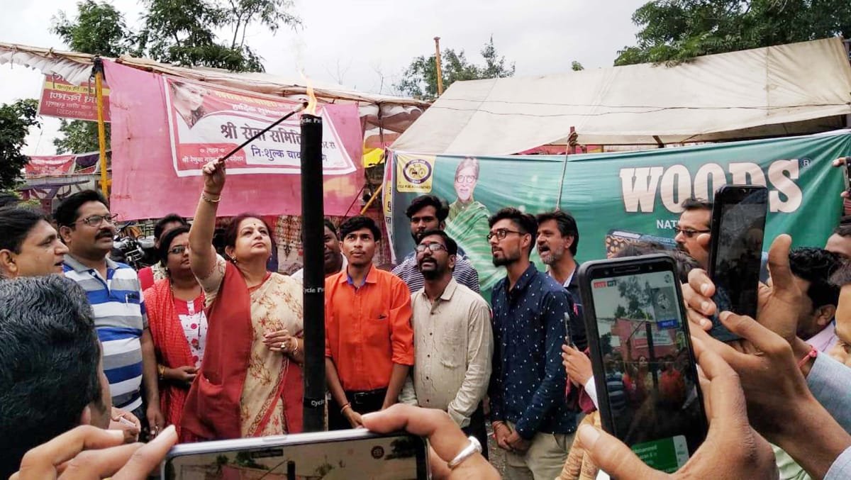 पूर्व मंत्री श्रीमती अर्चना चिटनिस ने 7 फीट ऊंची अगरबत्ती को की प्रज्वल्लित | New India Times