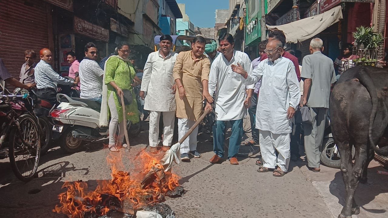 मथुरा में स्मार्ट मीटर लगाने के खिलाफ फूंका गया ऊर्जा मंत्री का पुतला | New India Times
