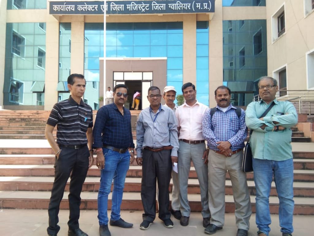 विश्व पत्रकार महासंघ ने पत्रकारों की समस्याओं को लेकर समाचार पत्रों के पंजीयक के नाम जिलाधिकारी को सौंपा ज्ञापन | New India Times