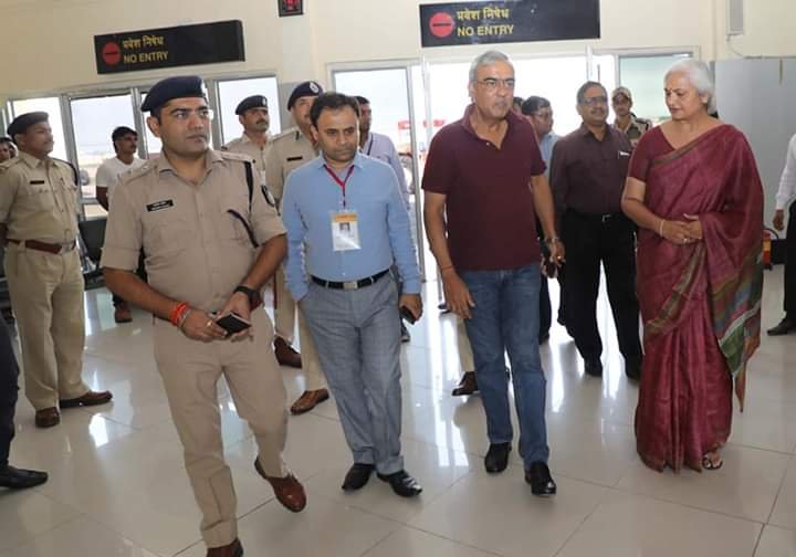 मुख्य सचिव श्री एस आर मोहंती के ग्वालियर आगमन पर विमानतल पर प्रशासनिक अधिकारियों ने की अगवानी | New India Times