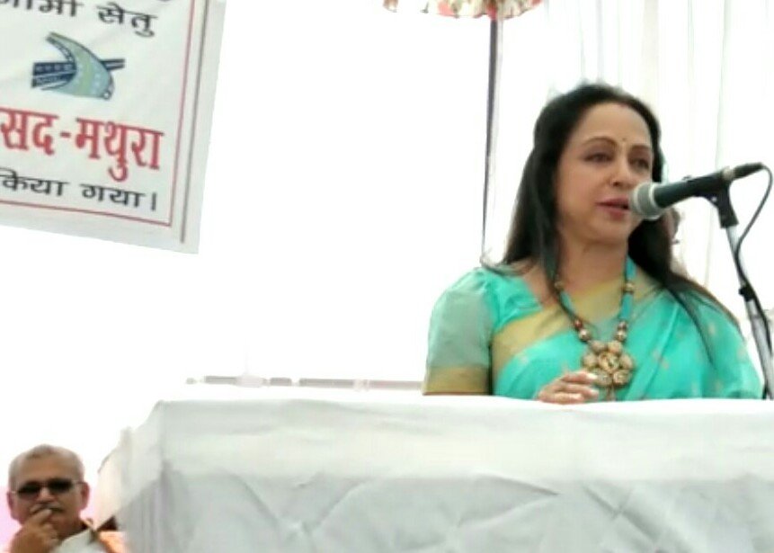 सांसद हेमा मालिनी ने नहीं सुनी पीड़ीत ऑटो वाले के मां की शिकायत | New India Times