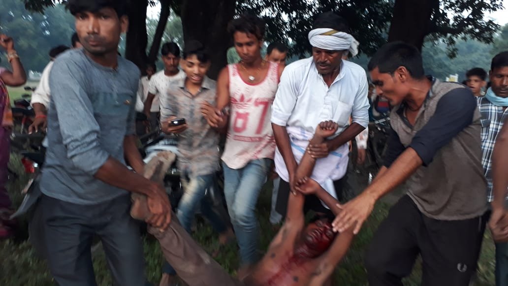 ढोंगी बाबा ने एक 28 वर्षीय युवक का गला रेतकर किया हत्या करने का प्रयास, युवक के चीखने पर मदद को दौड़े आसपास के लोग, पुलिस ने तथाकथित बाबा को लिया हिरासत में | New India Times