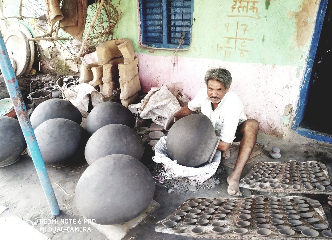 दिपावली के त्योहार के पूर्व मिट्टी के दिए बनाने का कार्य जोरों पर | New India Times