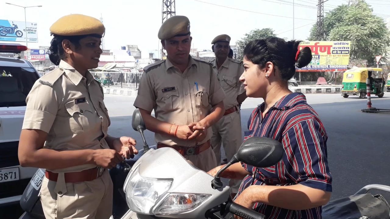 महिला पुलिसकर्मियों ने यातायात नियमों का पालन न करने वाली युवतियों व महिलाओं के भी काटे चालान | New India Times