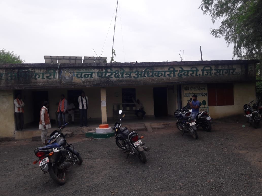 वन विभाग में भ्रष्टाचार व फर्जीवाड़ा: वन विभाग के कर्मियों ने अपने ही विभाग के अधिकारियों पर लगाया भ्रष्टाचार करने का आरोप, रिश्वत न देने पर कई वन कर्मियों को किया गया नौकरी से बाहर | New India Times