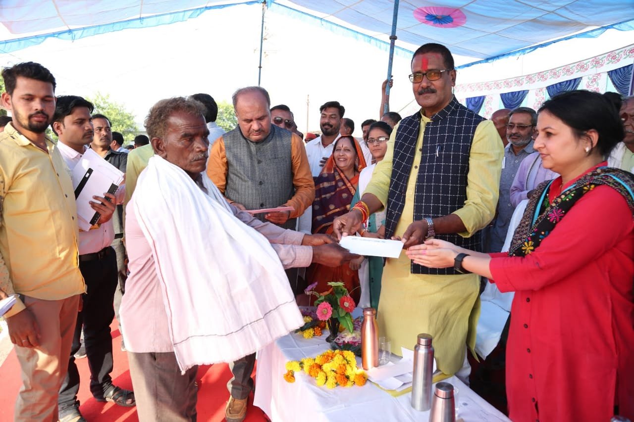 किसानों को आर्थिक रूप से समृद्ध बनाने के लिए सरकार वचनबद्ध: कैबिनेट मंत्री हर्ष यादव, आपकी सरकार आपके द्वार कार्यक्रम में 50 लाख रूपये से अधिक राशि के लाभ वितरित | New India Times