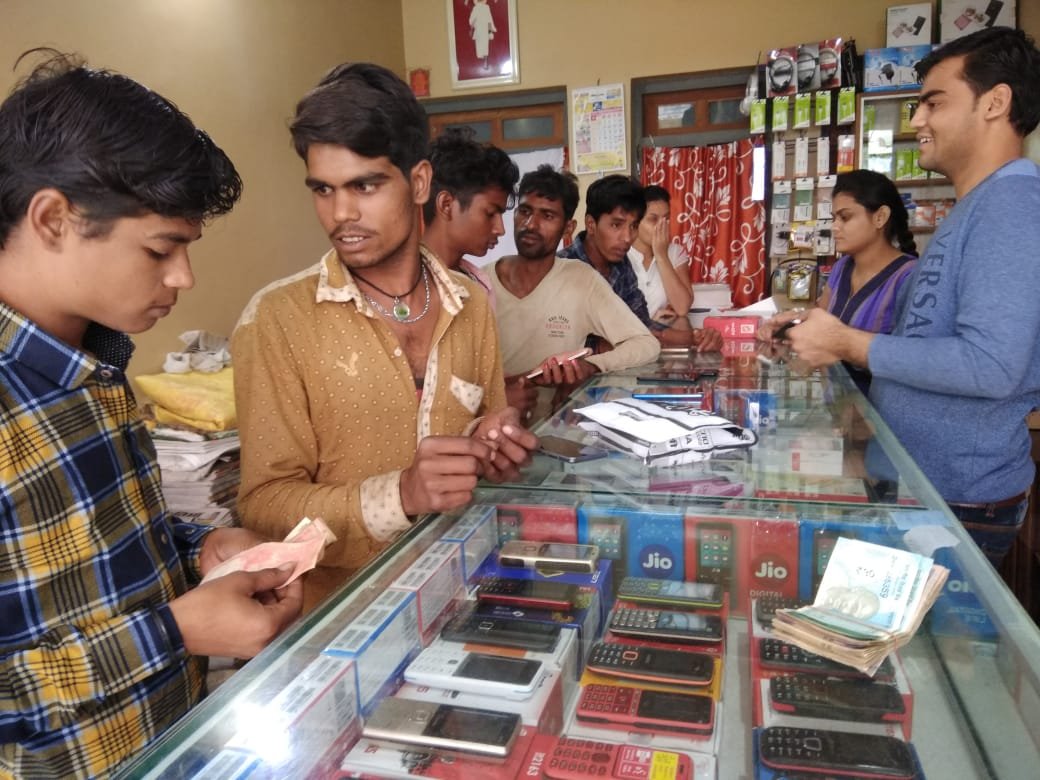 दीपावली पर्व को लेकर बाजार हुए गुलजार, दुकानों पर दिख रही है खरीदारों की भीड़ | New India Times