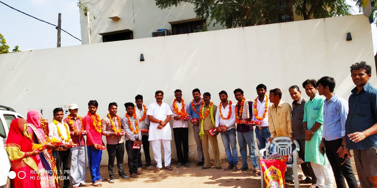 सफाई दूत सत्येन्द्र शर्मा ने सफाई नायकों का किया सम्मान, मिठाई- आतिशबाजी बांट कर सभी को दी दीपावली की शुभकामनाएं | New India Times