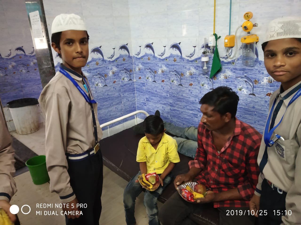 बुन इंग्लिश मीडियम स्कूल के छात्रों ने अस्पताल में मरीजों को बांटे फल | New India Times