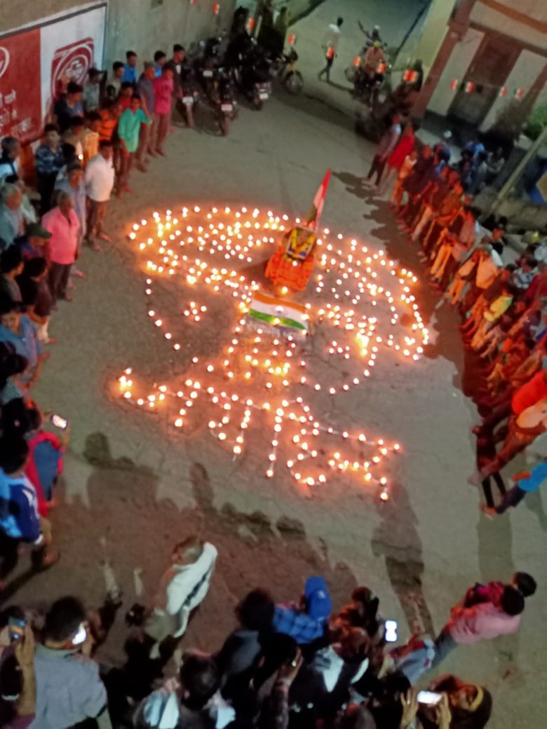 दीपावली के अवसर पर कैंडल मार्च निकालकर किया गया सैनिकों को याद, ग्रामीण क्षेत्र में दीप प्रज्वलित कर वीर सैनिकों दी गई श्रद्धांजलि | New India Times