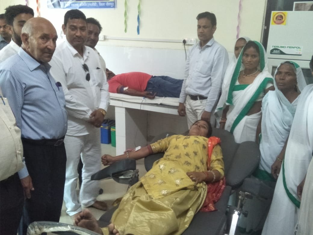 सरदार बल्लम भाई पटेल के जन्मदिवस पर रक्तदान शिविर का हुआ आयोजन, कांग्रेस सेवादल की जिला अध्यक्ष स्मृति दीक्षित ने किया रक्तदान | New India Times