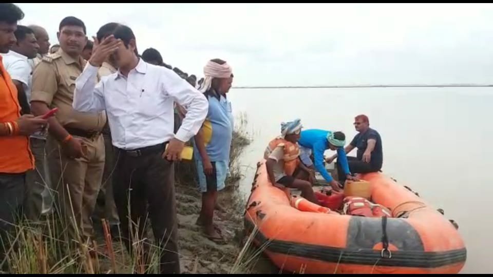 घाघरा नदी में डूबे अपने लाल की लाश मिलने की आस में खड़े रहे बेबस परिजन और बेशर्म सेल्फ़ीबाज तहसीलदार सेल्फी लेने में रहा मस्त | New India Times