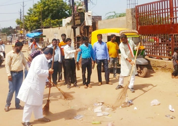 गांधी जयंती सप्ताह के तीसरे दिन सत्येन्द्र के नेतृत्व में किशनबाग में लगाई गई झाड़ू 2 गांधी जयंती सप्ताह के तीसरे दिन सत्येन्द्र के नेतृत्व में किशनबाग में लगाई गई झाड़ू | New India Times