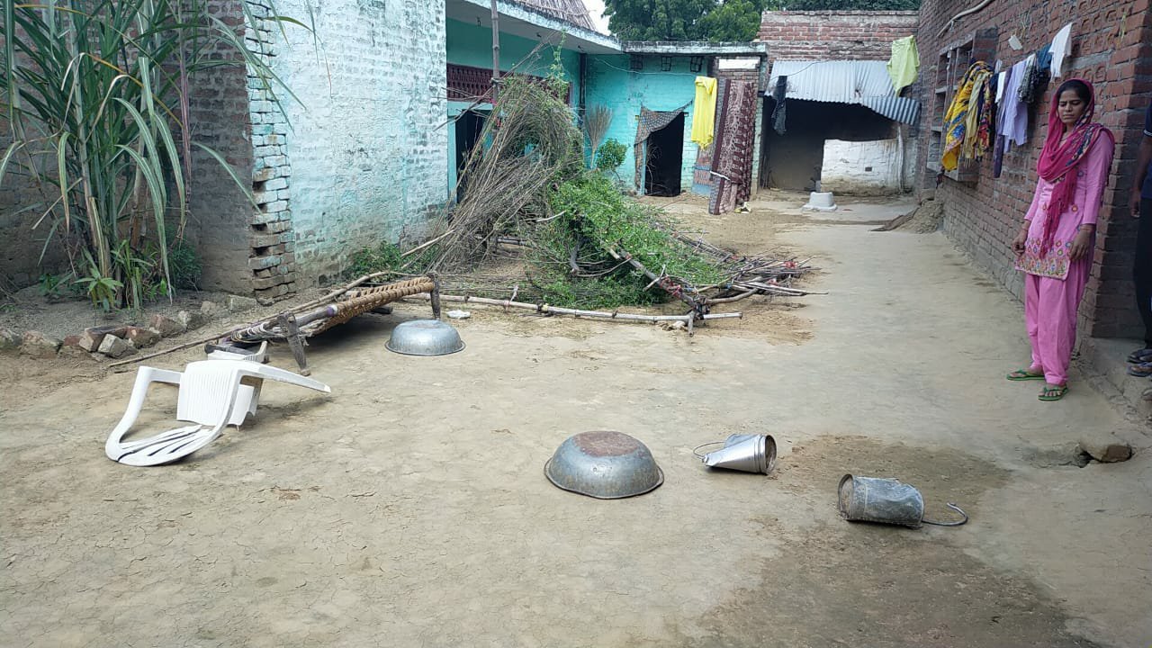 शराब के नशे में घर में घुसकर तोड़फोड़ कर नगदी व जेवरात लूटने का पुलिस कर्मियों पर लगा सनसनीखेज आरोप | New India Times