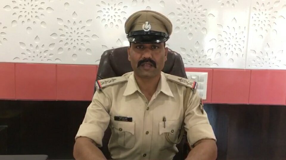 14 चक्का ट्रेलर से लगभग 20 लाख रुपये का 5 क्विंटल डोडा चूरा (अफीम) जप्त, चालक ट्रेलर छोड़कर हुआ फरार | New India Times
