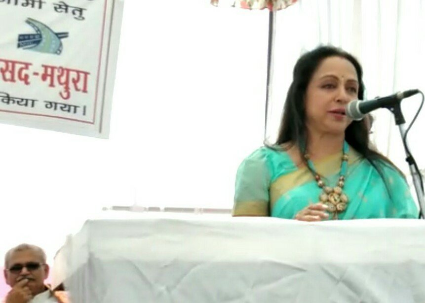 सांसद हेमा मालिनी ने नहीं सुनी पीड़ीत ऑटो वाले के मां की शिकायत | New India Times